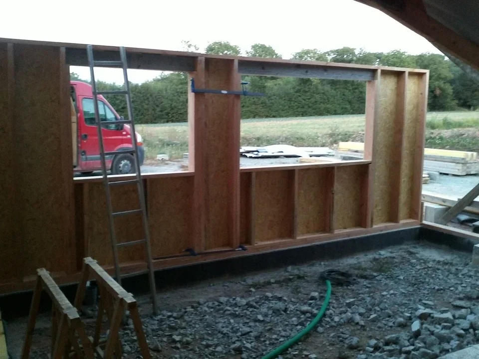 Fabrication et pose des panneaux en ossature bois