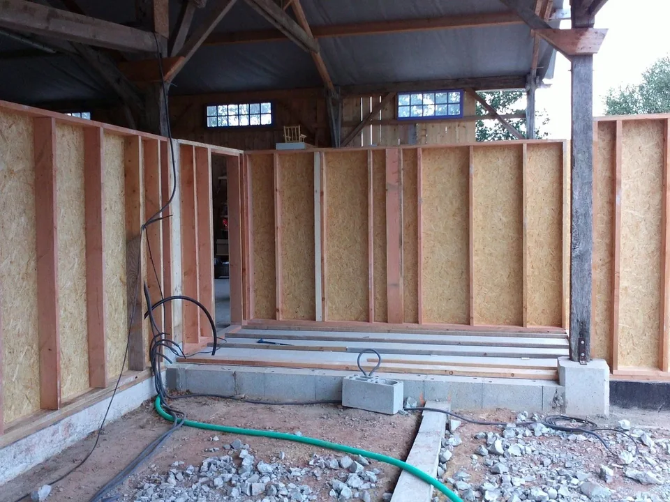 Fabrication et pose des panneaux en ossature bois