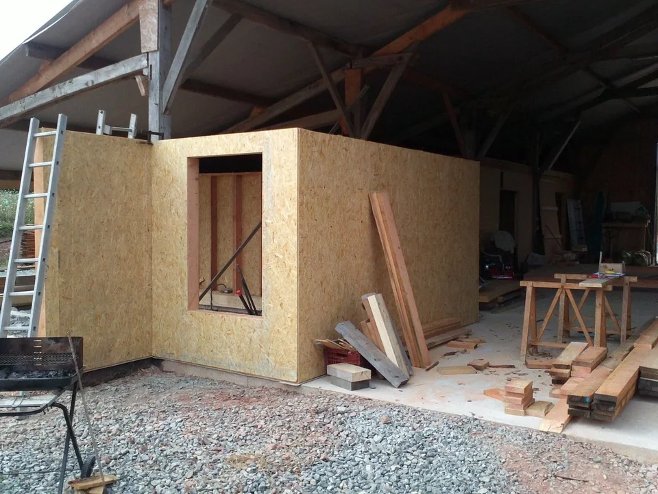 Fabrication et pose des panneaux en ossature bois