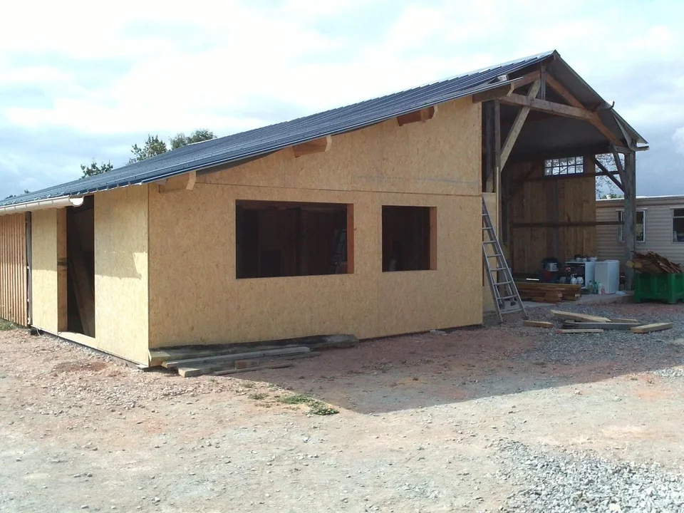 Fabrication et pose des panneaux en ossature bois