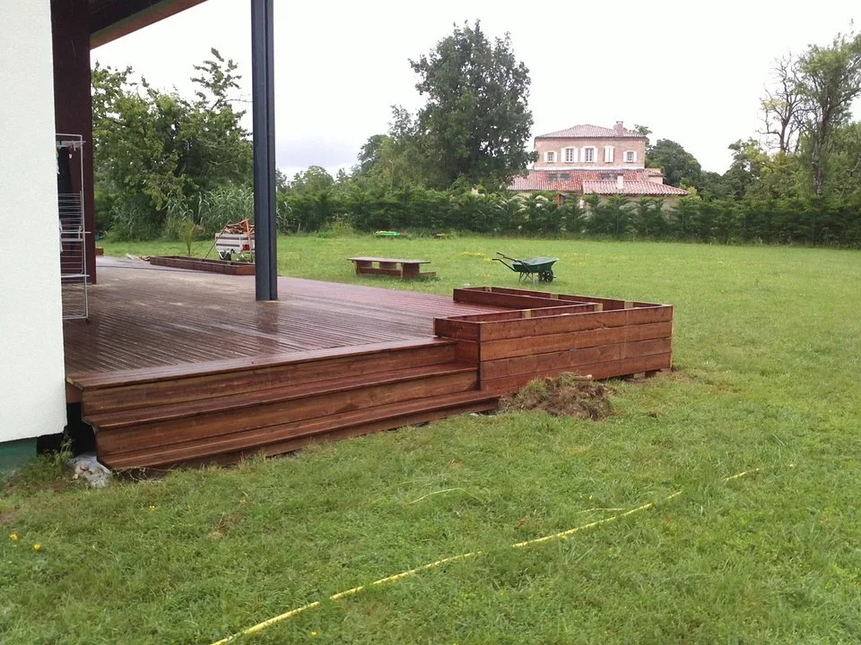 Terrasse en sapin du Nord traité classe III couleur marron