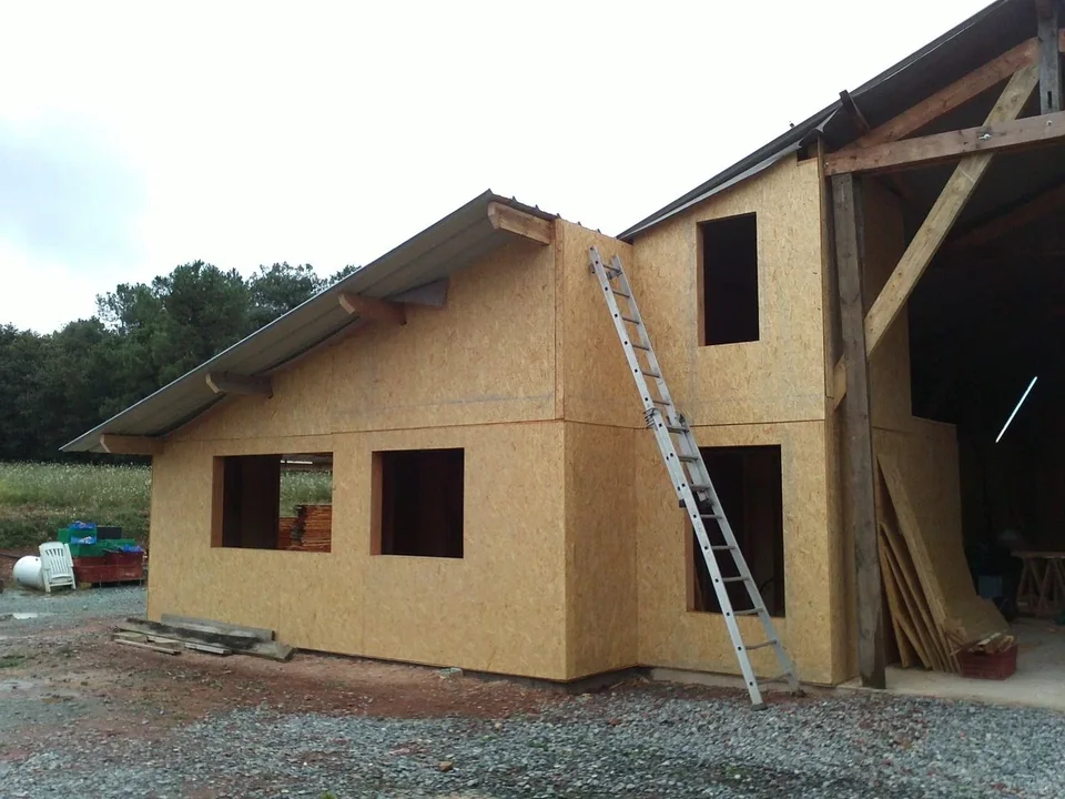 Fabrication et pose des panneaux en ossature bois