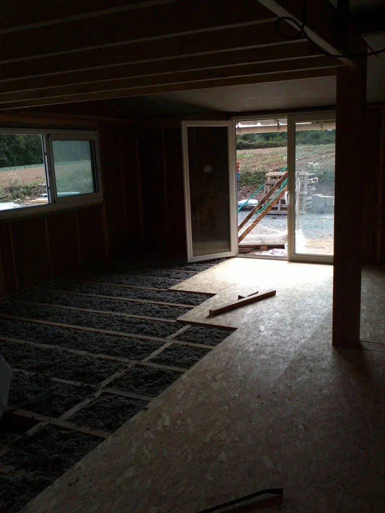 Isolation d'un plancher avec de la ouate de cellulose