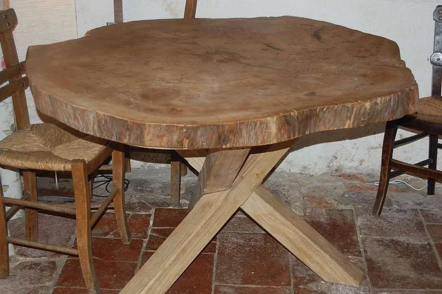 Réalisation d'un pied de table en chêne, taillé en "Buenos aires"
