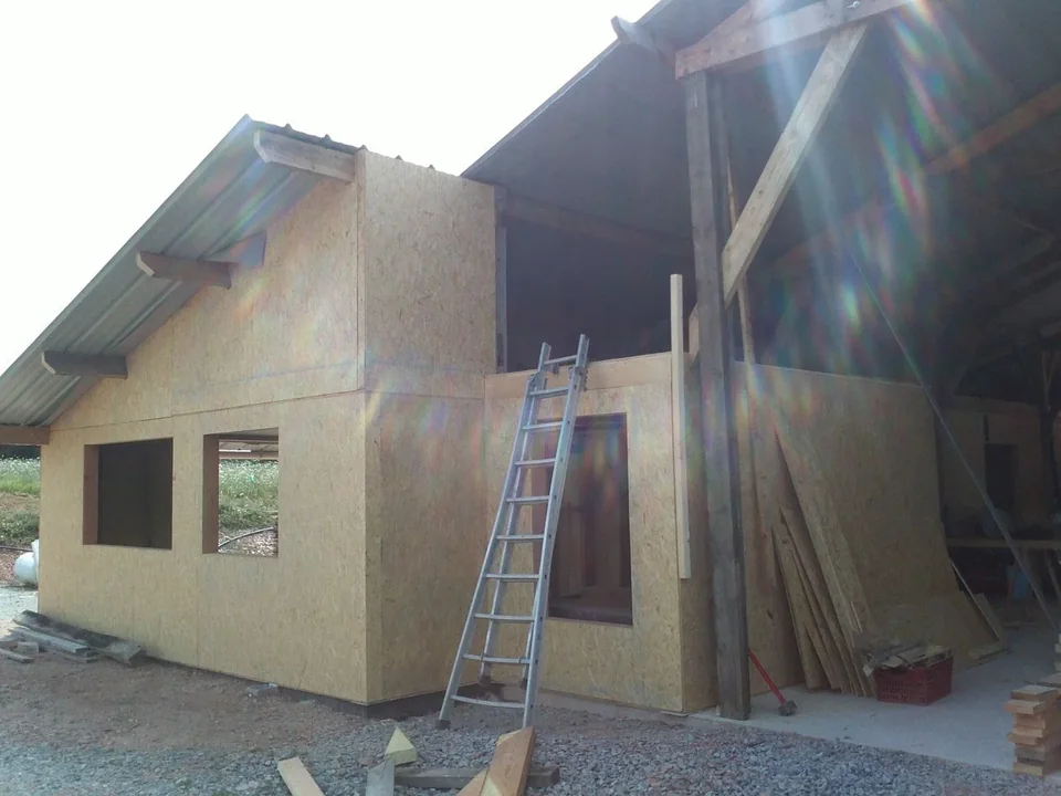 Fabrication et pose des panneaux en ossature bois