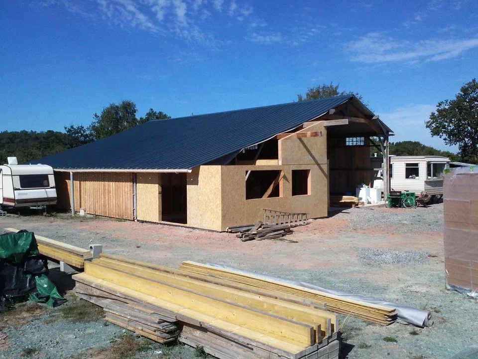 Fabrication et pose des panneaux en ossature bois