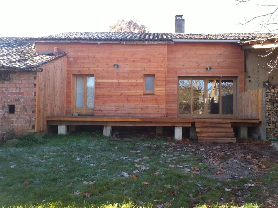 Réalisation d'un bardage en douglas à la suite d'une isolation par l'extérieur