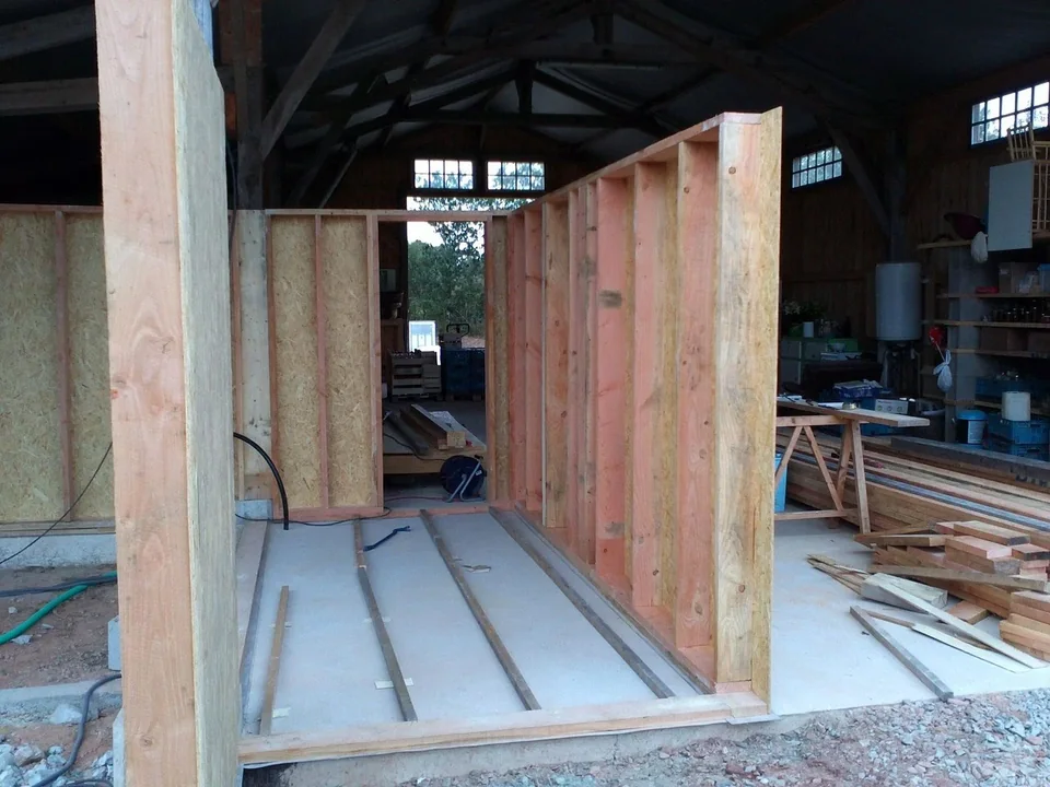 Fabrication et pose des panneaux en ossature bois