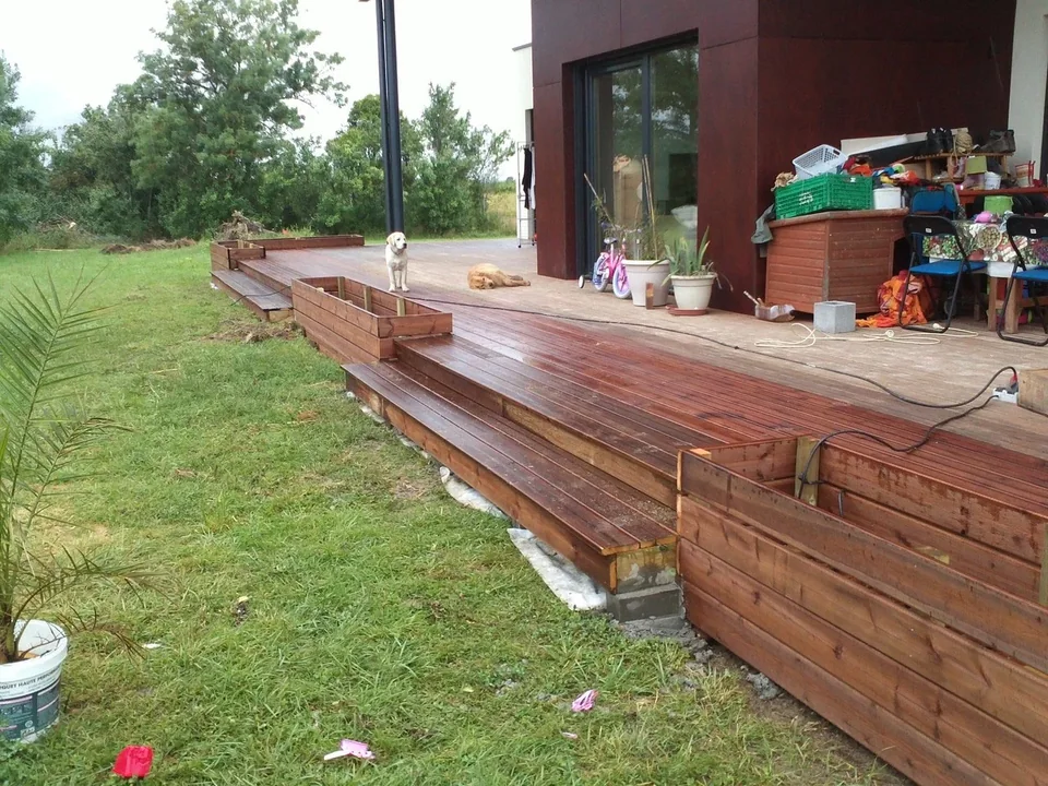 Agrandissement d'une terrasse en épicéa classe III traité marron
