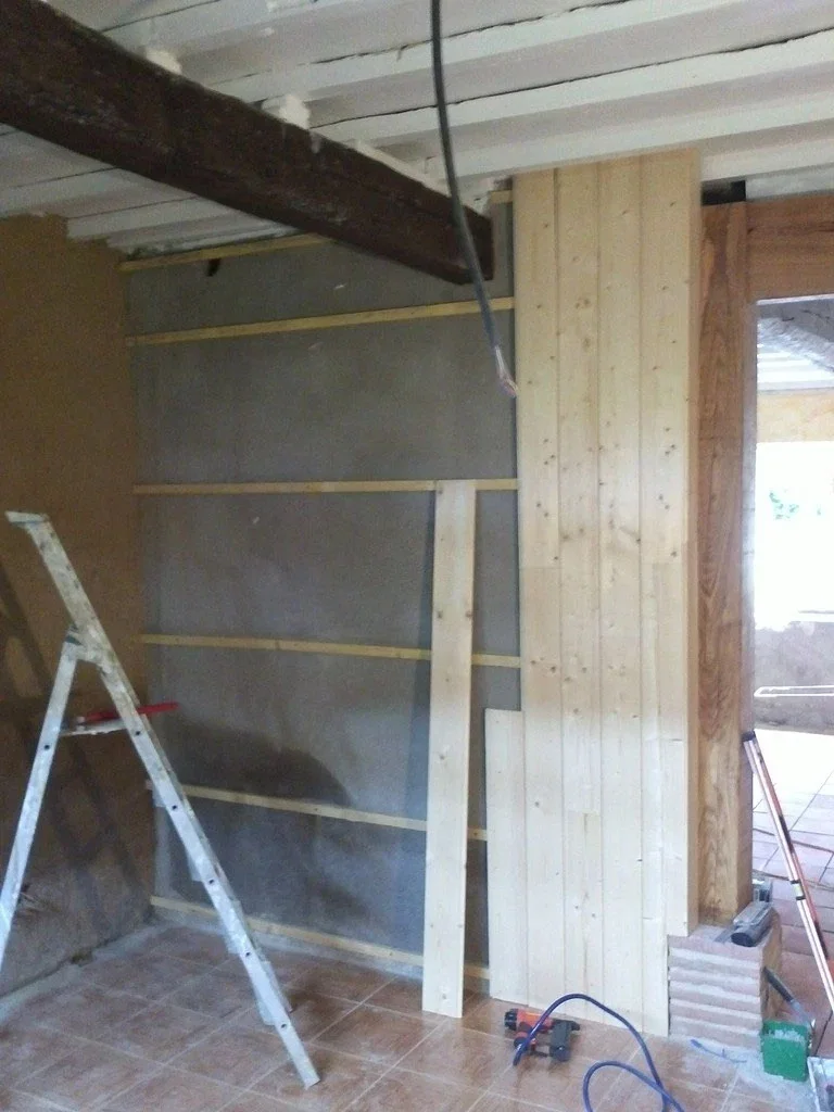 Réalisation d'un lambris raboté en épicéa pose verticale
