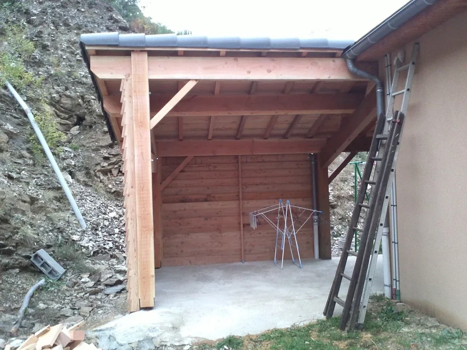 Bardage de l'appentis en planche de mélèze brut de sciage
