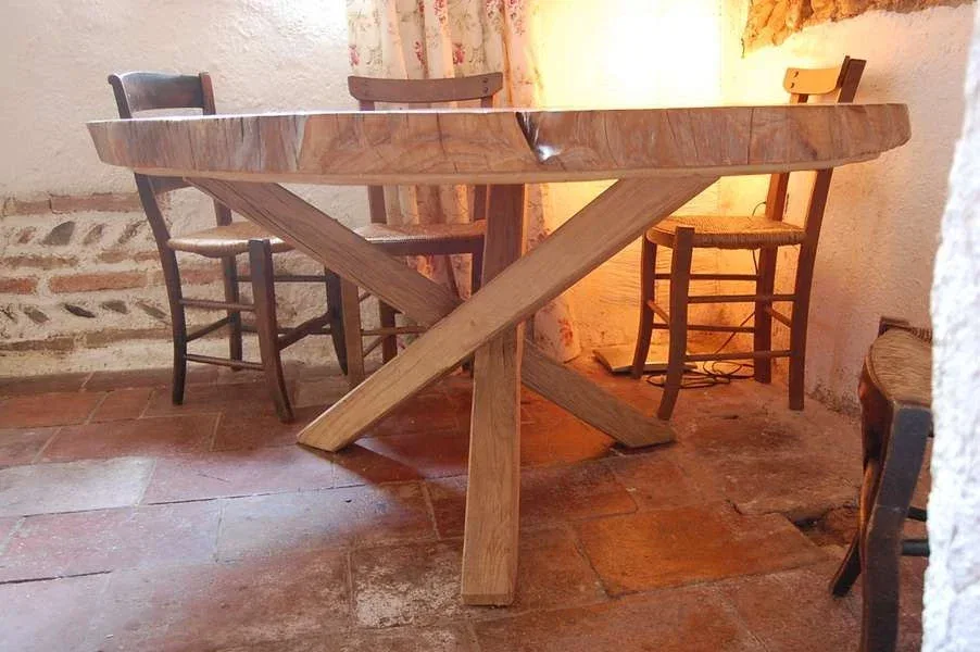 Réalisation d'un pied de table en chêne, taillé en "Buenos aires"
