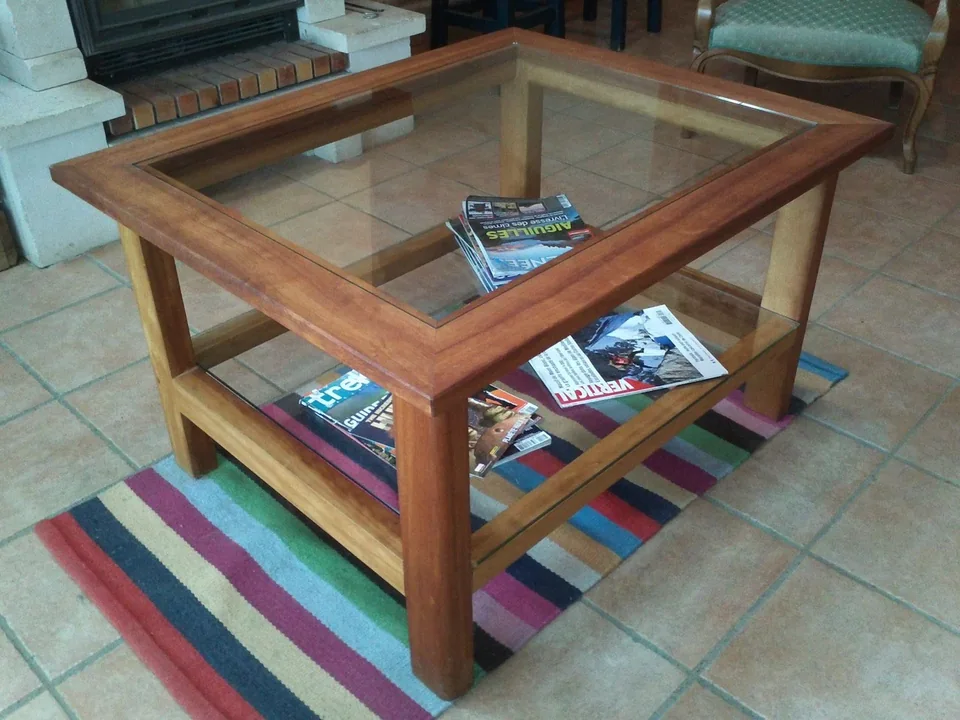 Réalisation d'une table basse en bois exotique et verre
