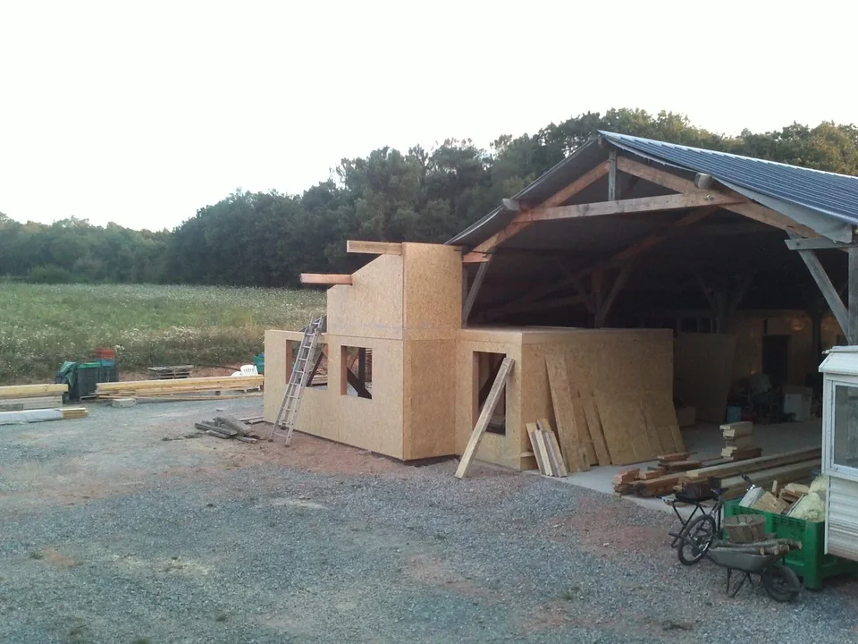 Fabrication et pose des panneaux en ossature bois