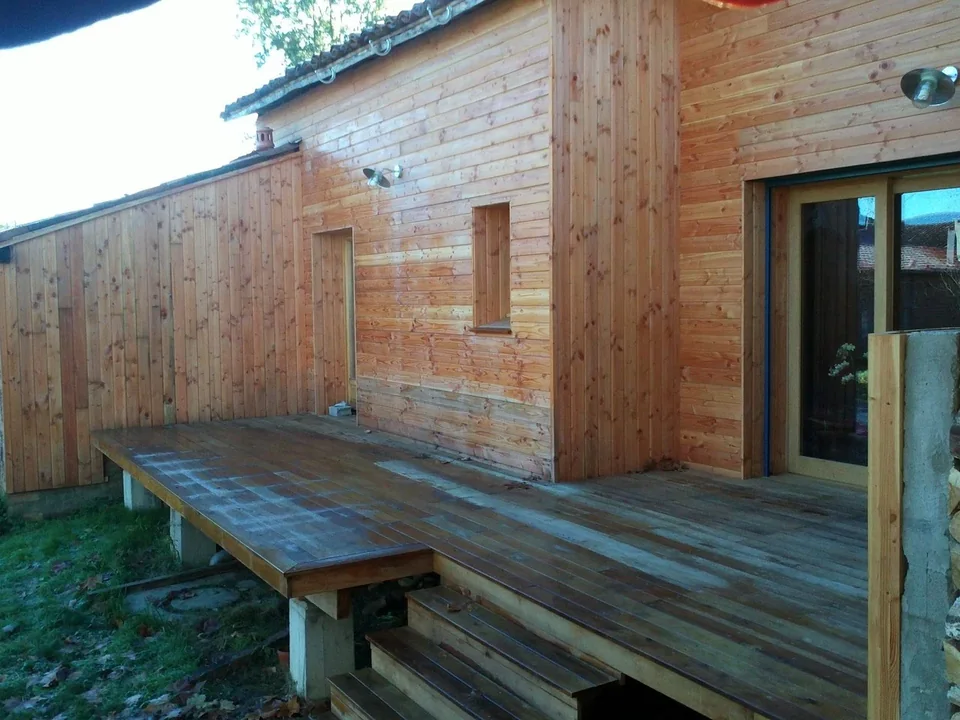 Terrasse en robinier faux acacia (feuillu local)