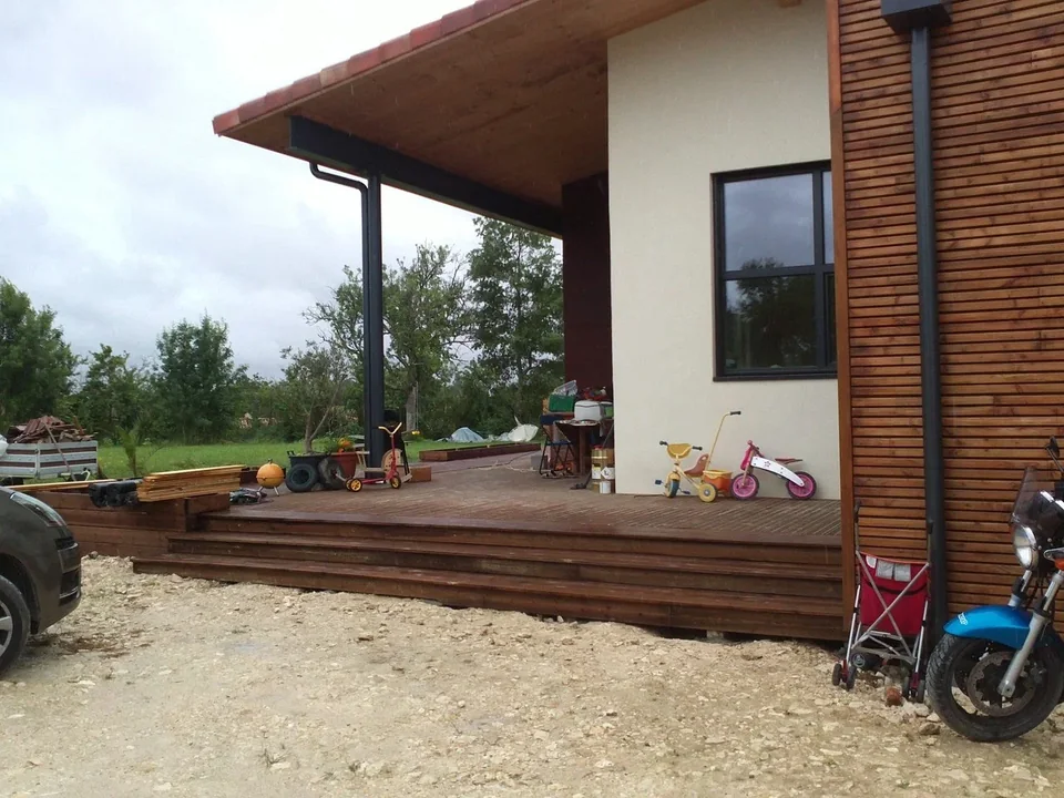 Agrandissement d'une terrasse en épicéa classe III traité marron