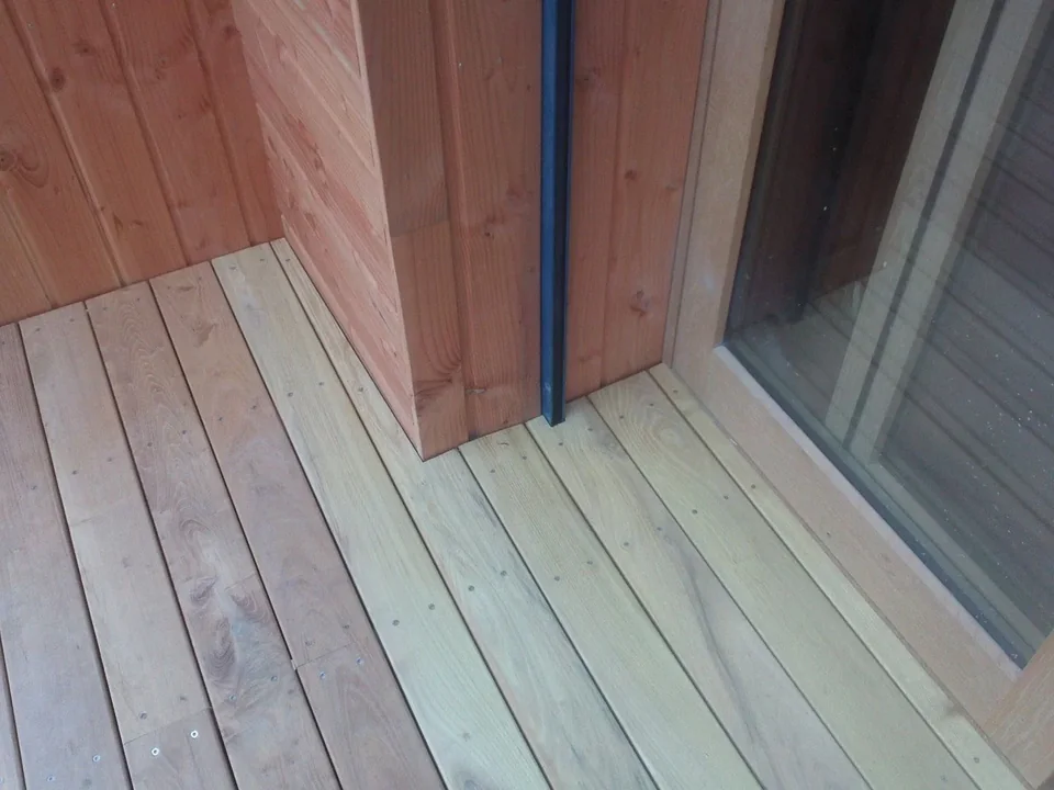 Bardage en pin douglas et terrasse en robinier faux acacia